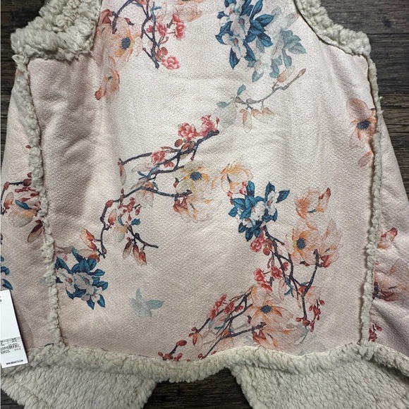 BB Dakota Cream Floral Asymmetrical Vest with Plush Sherpa Lining - Picture 2 of 11